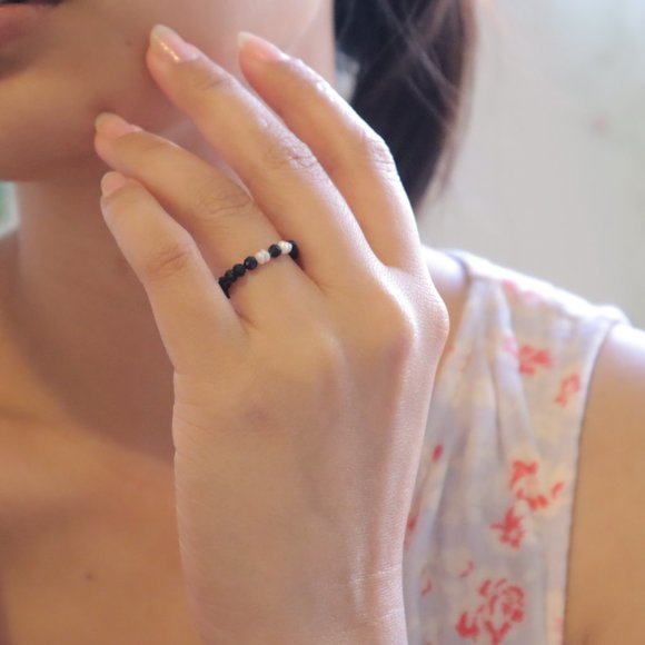 beaded ring in minimal black crystal stone beads and genuine seed pearls - Picture 4 of 11